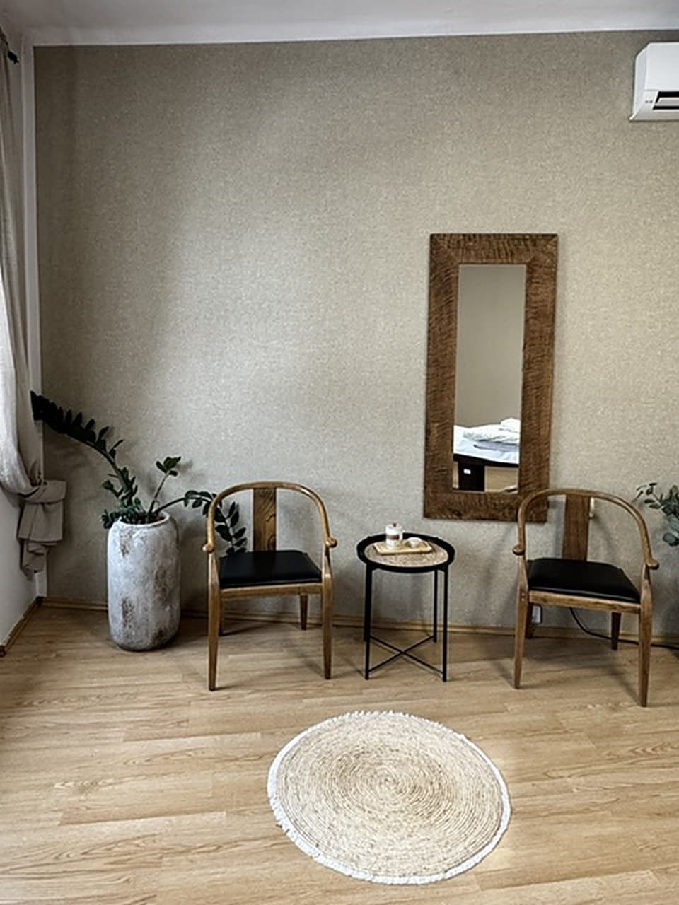 Interiér salonu Estetika se zrcadlem, židlemi a rostlinami